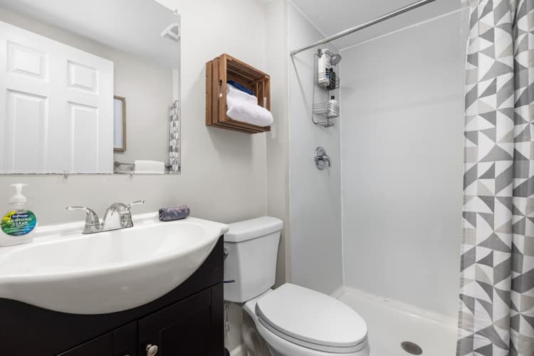 Full Bathroom 1