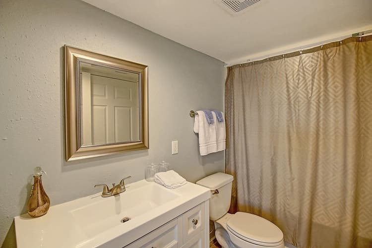 Full Bathroom 1