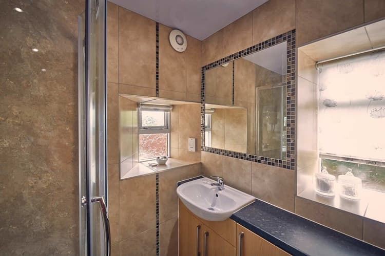 Full Bathroom 1