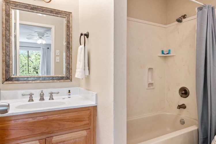 Full Bathroom 1