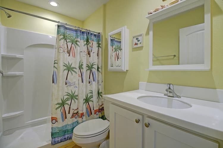 Full Bathroom 1