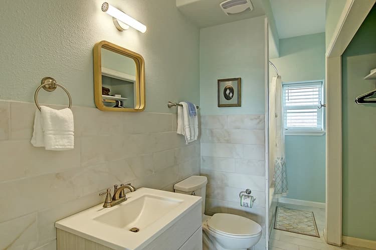 Full Bathroom 1
