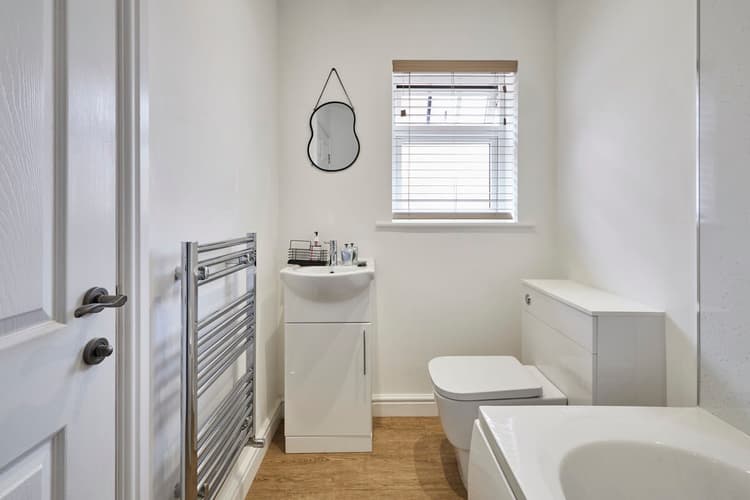 Full Bathroom 1