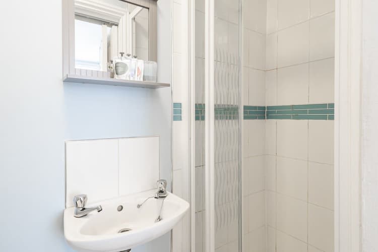 Full Bathroom 1