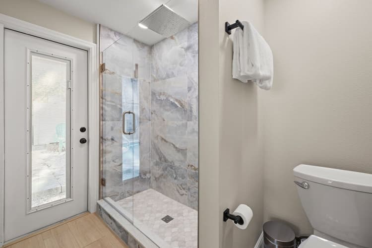 Full Bathroom 1