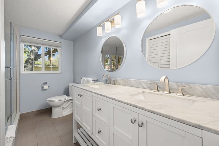 Full Bathroom 2