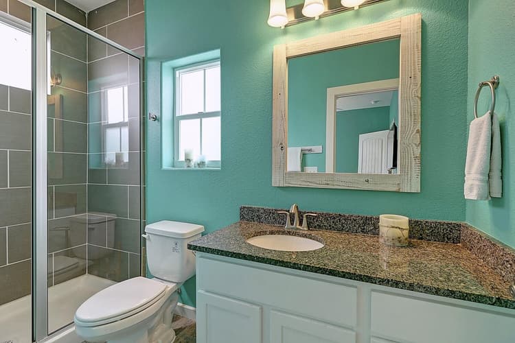 Full Bathroom 1