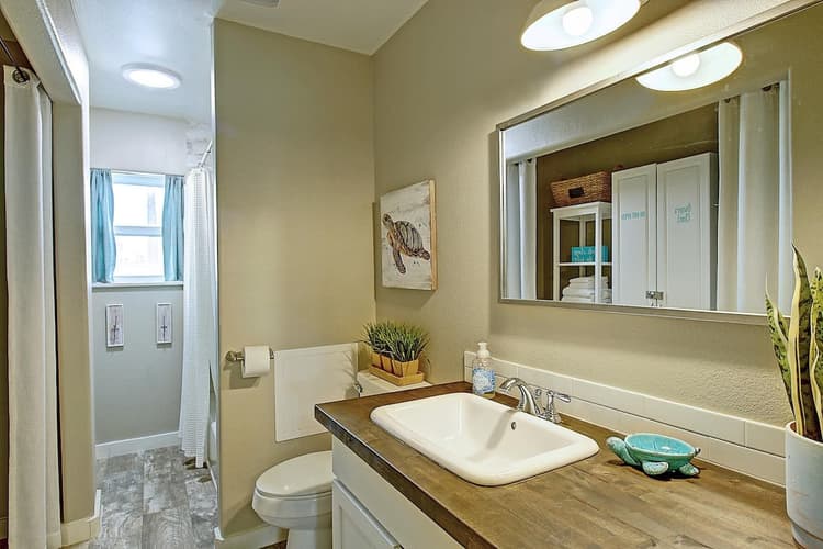 Full Bathroom 1