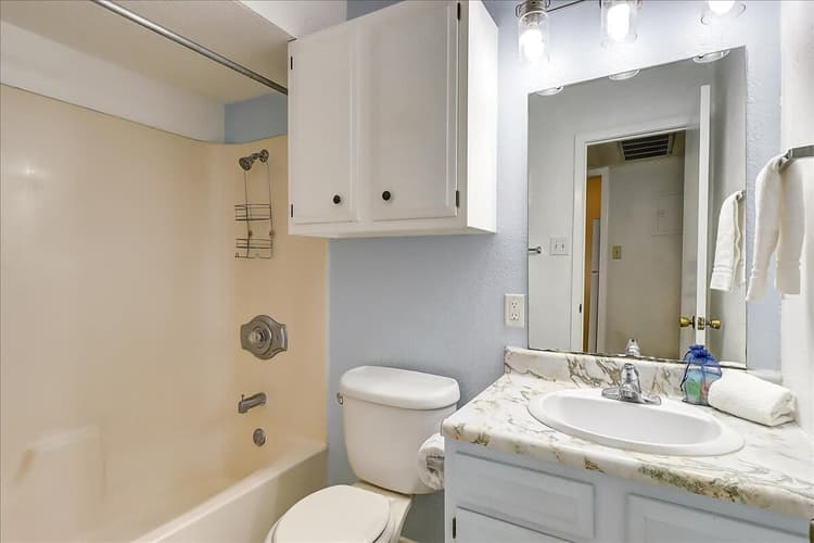 Full Bathroom 1