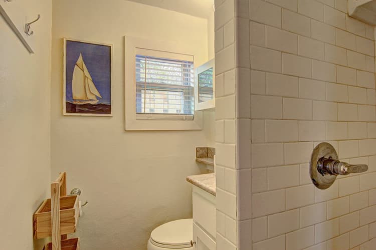 Full Bathroom 1