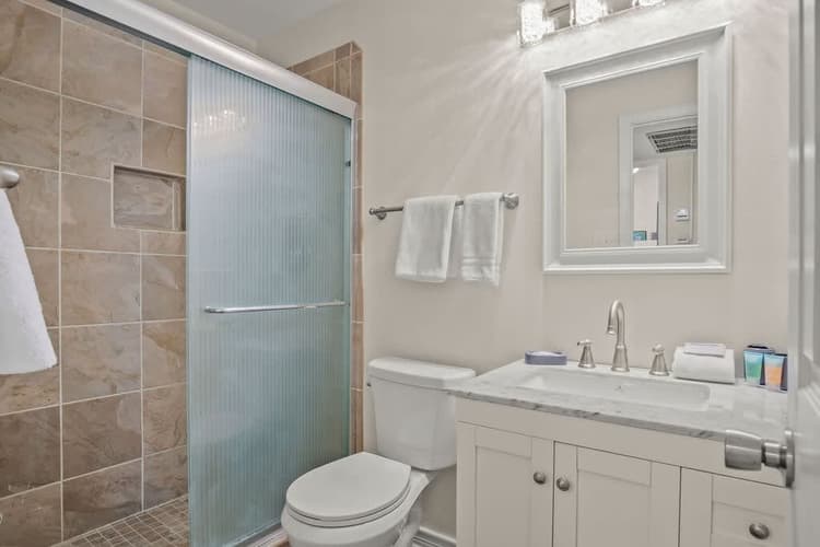 Full Bathroom 1