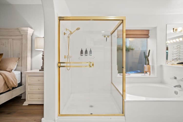 Full Bathroom 1