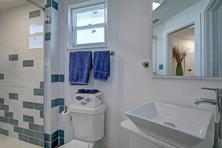 Full Bathroom 1