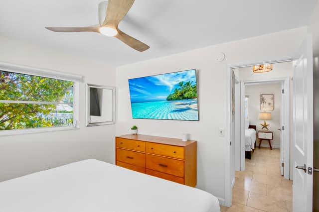 Second Bedroom, King