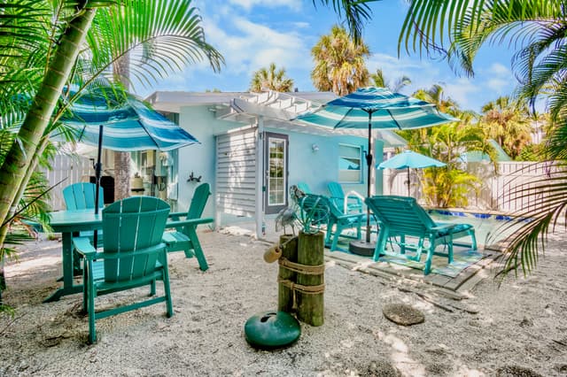 Outdoor Dining and Lounge