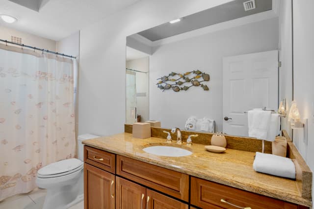 Shared hallway bath with tub/shower combo