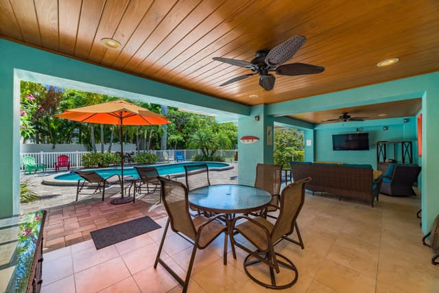 Cabana dining