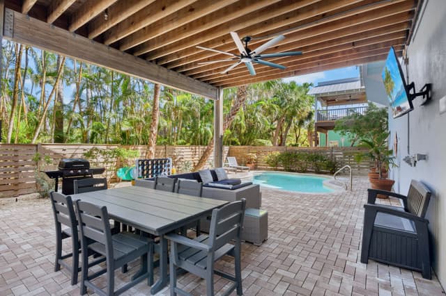 Poolside Dining, Living Area