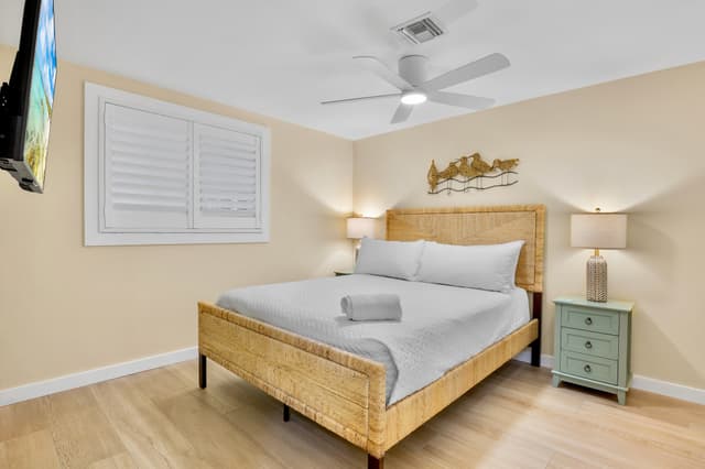 Second Bedroom, Queen bed