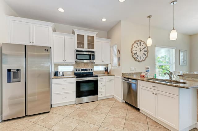 Fully-Equipped Kitchen - Anna Maria Island Locals