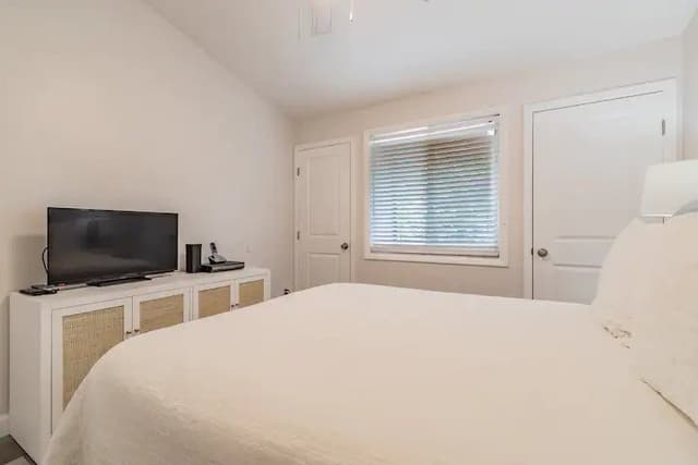Secondary Bedroom- Queen
