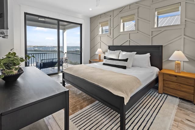 Eighth Bedroom, King