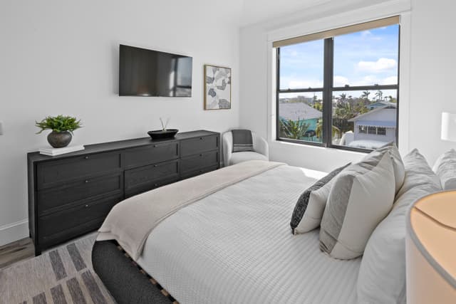 Sixth Bedroom, King