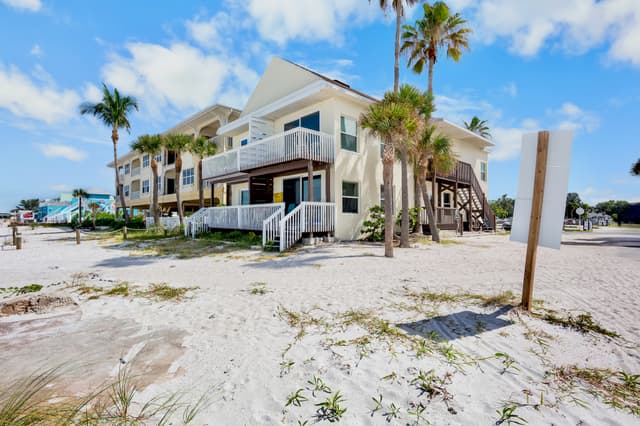 Captain Ron's Beach Pad by Anna Maria Island Accommodations