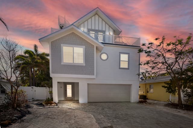 Coconut Breeze Estate by Anna Maria Island Accommodations