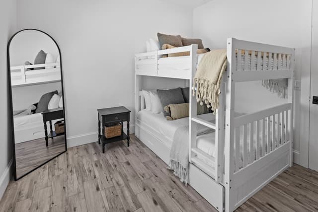 Fifth Bedroom, Full over Full