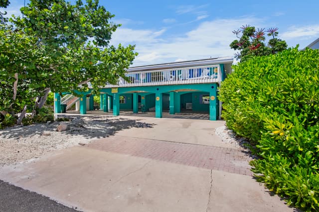 Spacious driveway parking