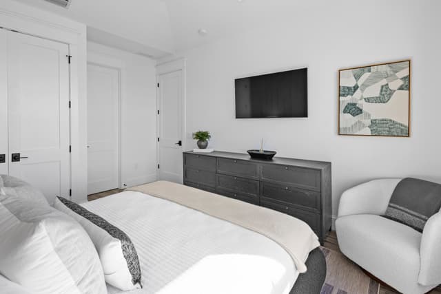 Sixth Bedroom, King