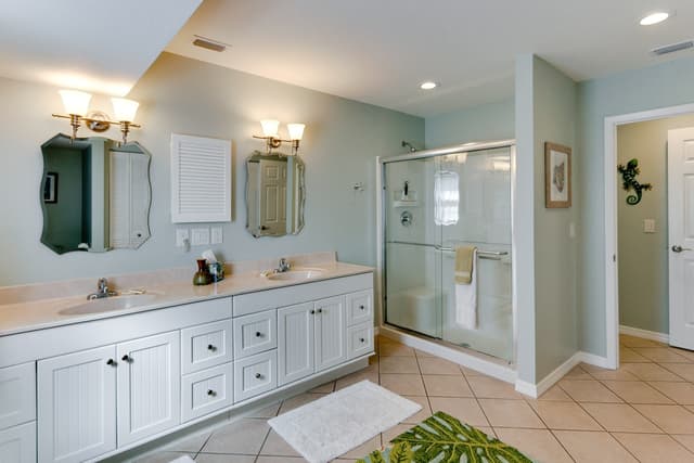 Primary En-suite Bathroom