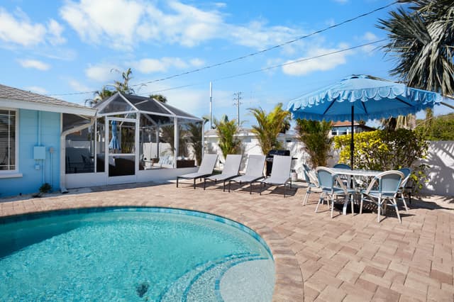 Poolside Loungers, Outdoor Dining