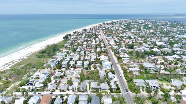Gulf Shore Cottage by Anna Maria Island Accommodations