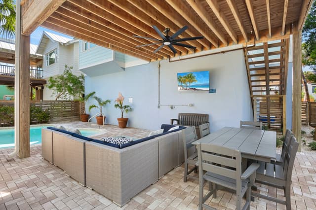 Poolside Living, Dining Area