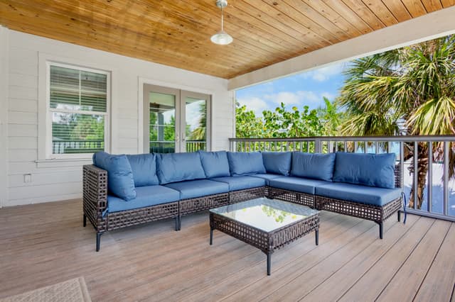 Front Balcony, Lounge Area