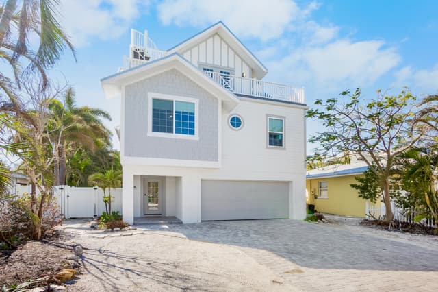 Coconut Breeze Estate by Anna Maria Island Accommodations