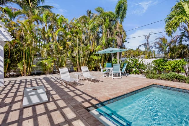Poolside Recreation, Loungers