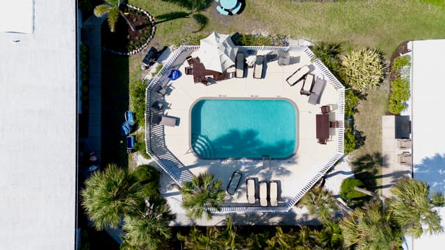 High view of the pool (2)