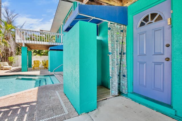 Outdoor shower with privacy