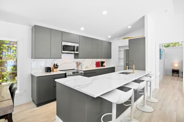 Fully Equipped Kitchen, Breakfast Bar