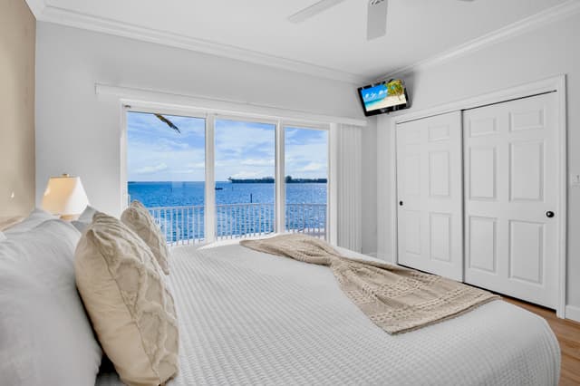 Second Bedroom, King bed