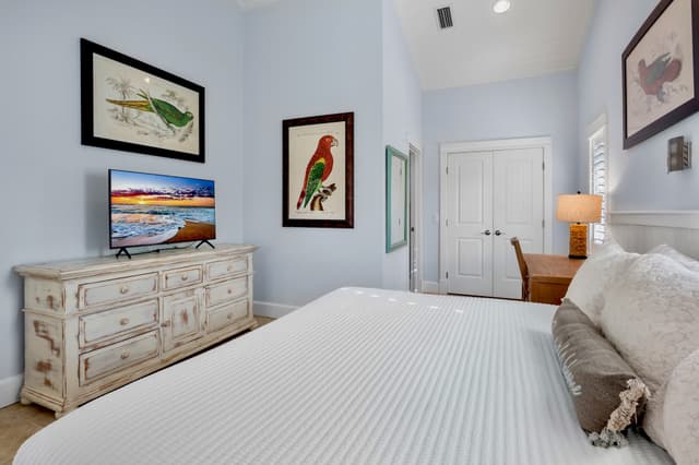 Second Bedroom, Queen bed