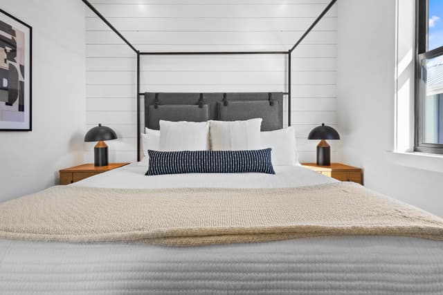 Seventh Bedroom, King