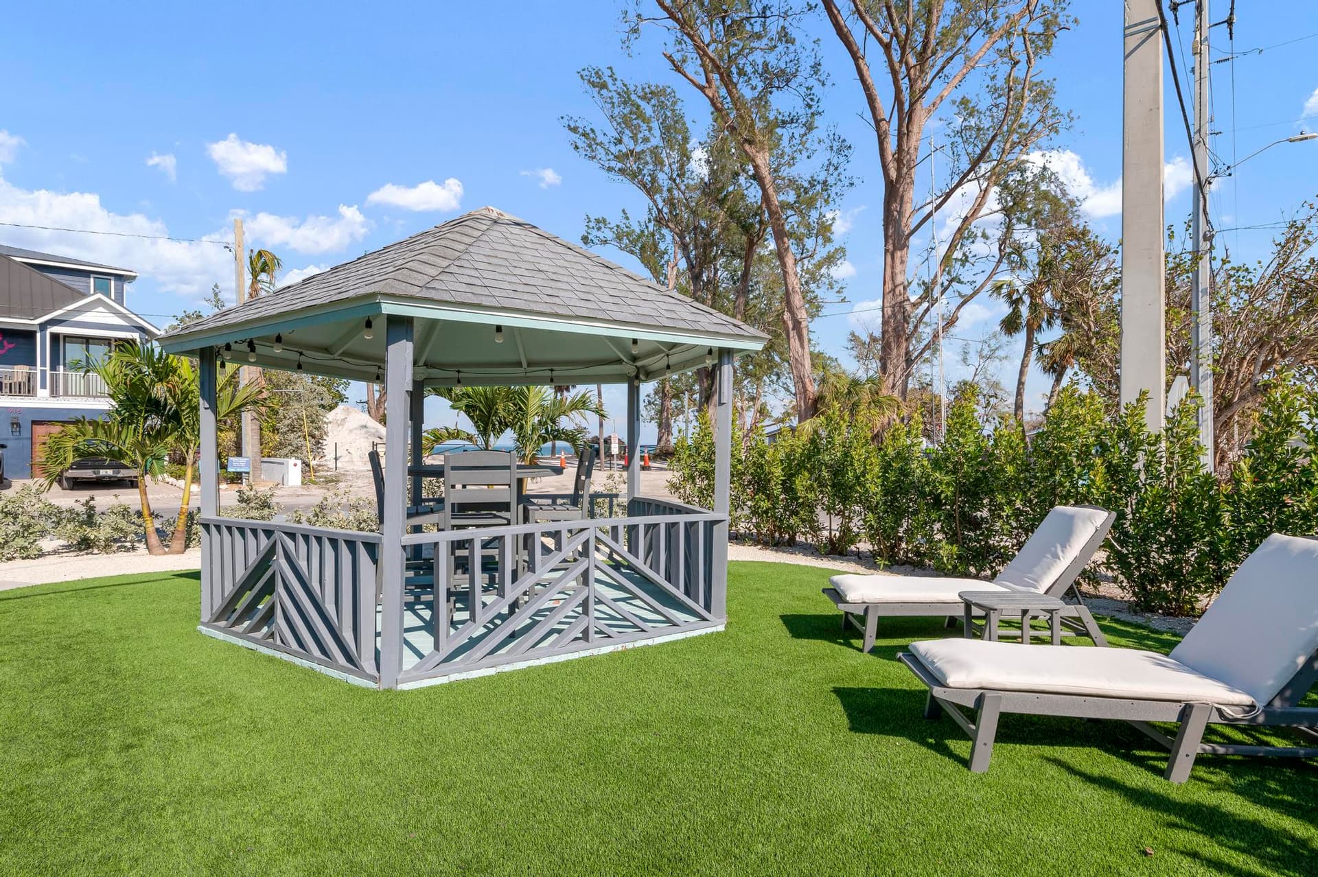 Outdoor Dining and Lounge
