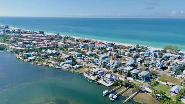 Ideal location close to beaches and dining