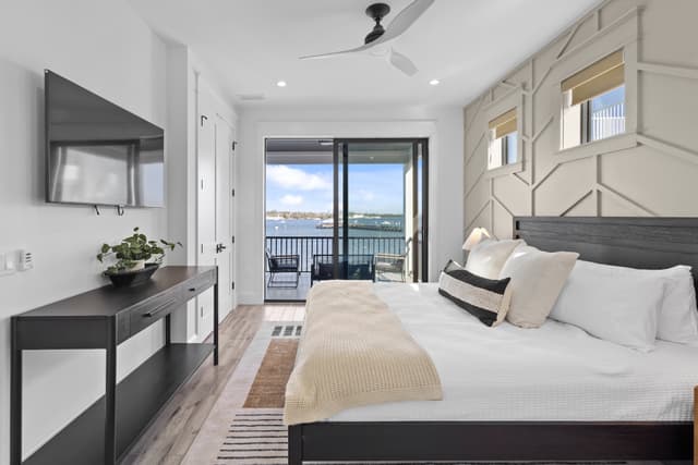 Eighth Bedroom, King