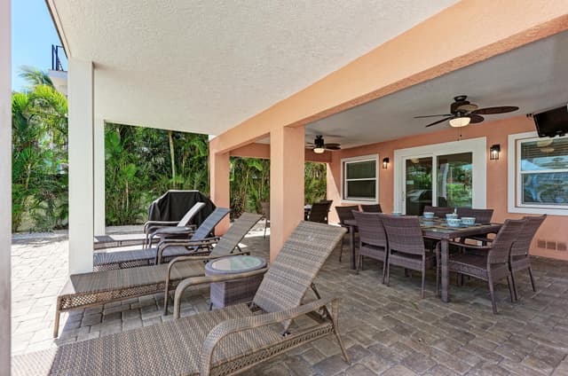 Relaxing Outdoor Lounge - Anna Maria Island Locals