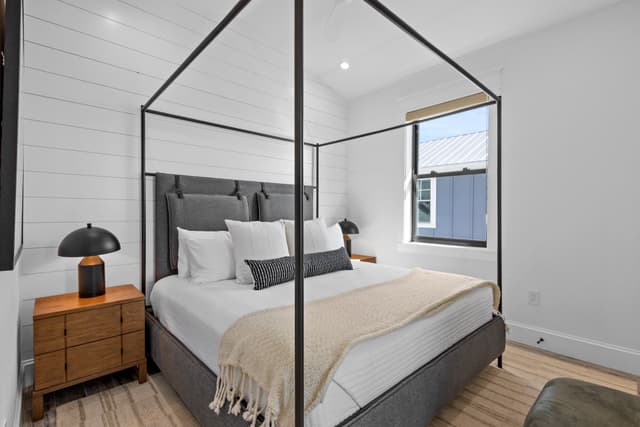 Seventh Bedroom, King